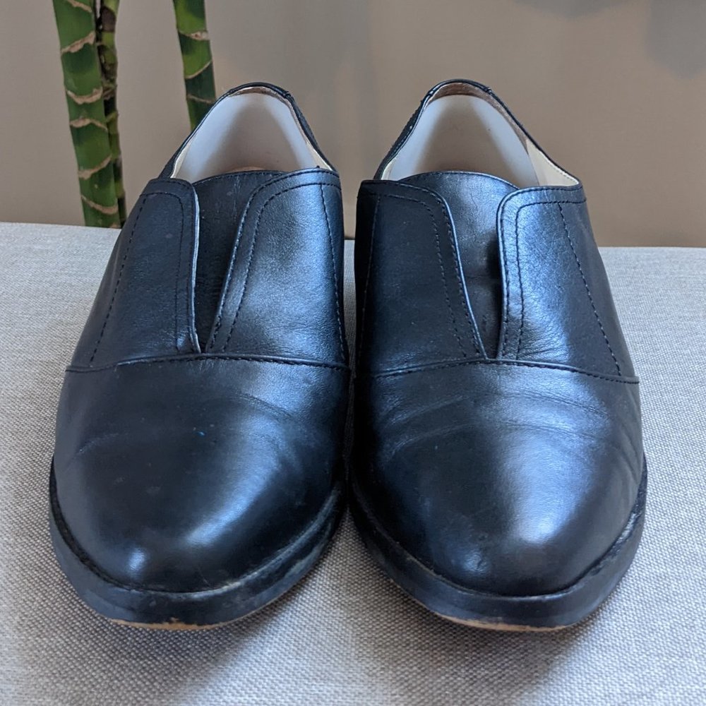 Louise et Cie Luxe Aviana Black Leather Pointed Toe Loafers with Pearl Detail